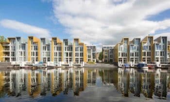 Een houten kozijn dat bijdraagt aan de BENG- of NOM-eis 7