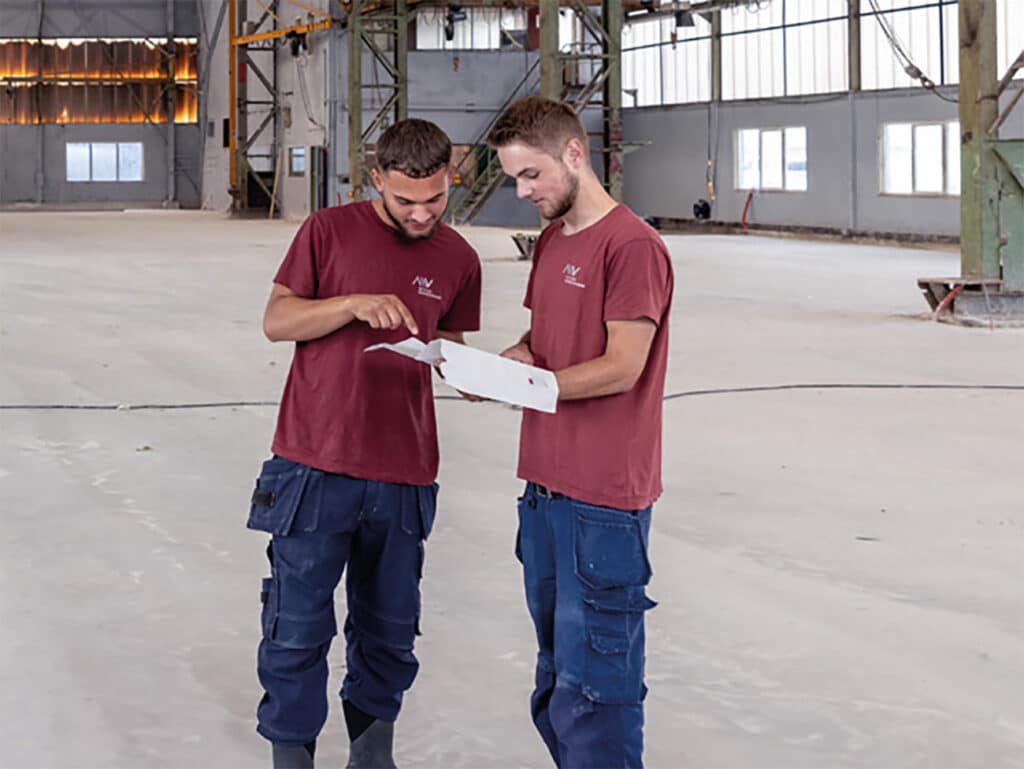 Hausinstallateur steht für komplette Elektroinstallation im Gefrierhaus ein