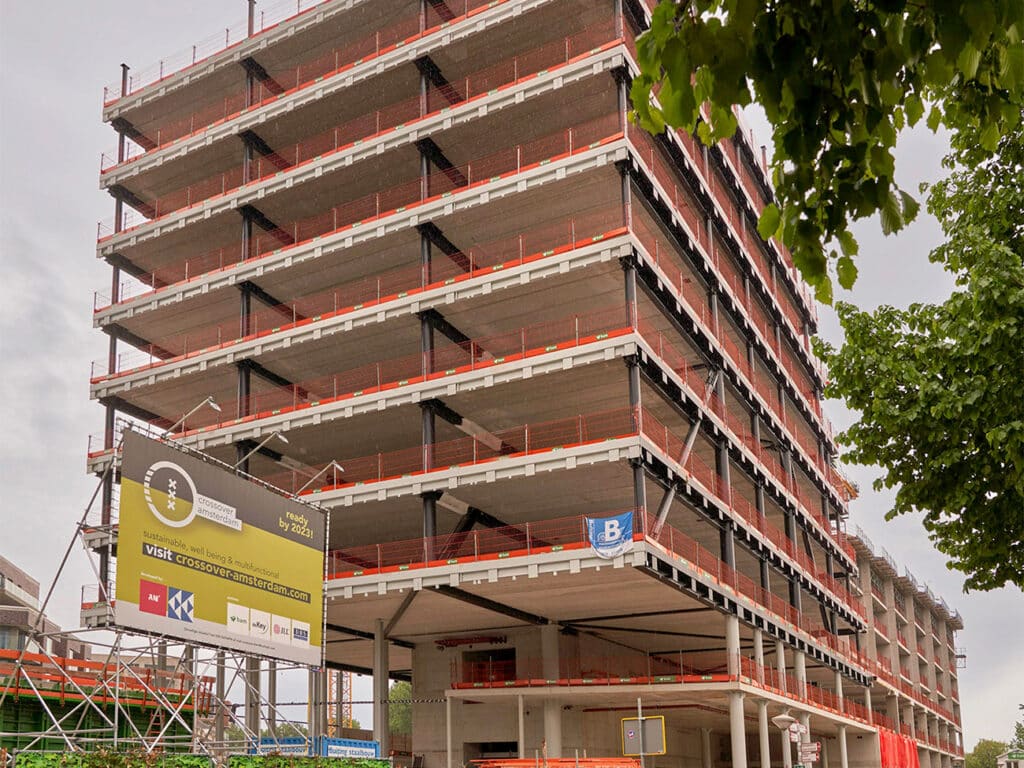 700 ton staal houdt Crossover in evenwicht