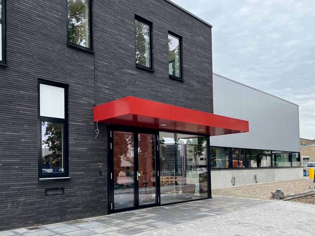 Eerst de borstweringselementen, daarna de staalconstructie