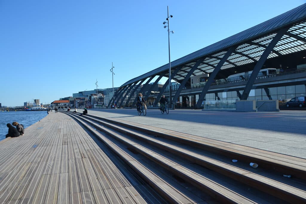 ​6.400 m2 natuursteen en1.600 m2 FSC-hout voor IJboulevard Amsterdam