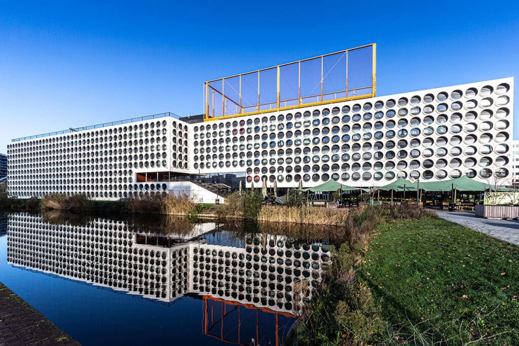 Die Fassade schnell und sicher wind- und wasserdicht machen mit vorgefertigten verglasten Aluminium-Fensterrahmen