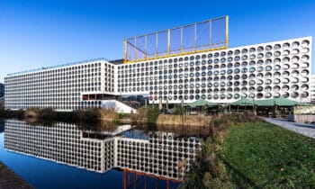 De gevel snel en secuur wind- en waterdicht met prefab beglaasde aluminium kozijnen 7
