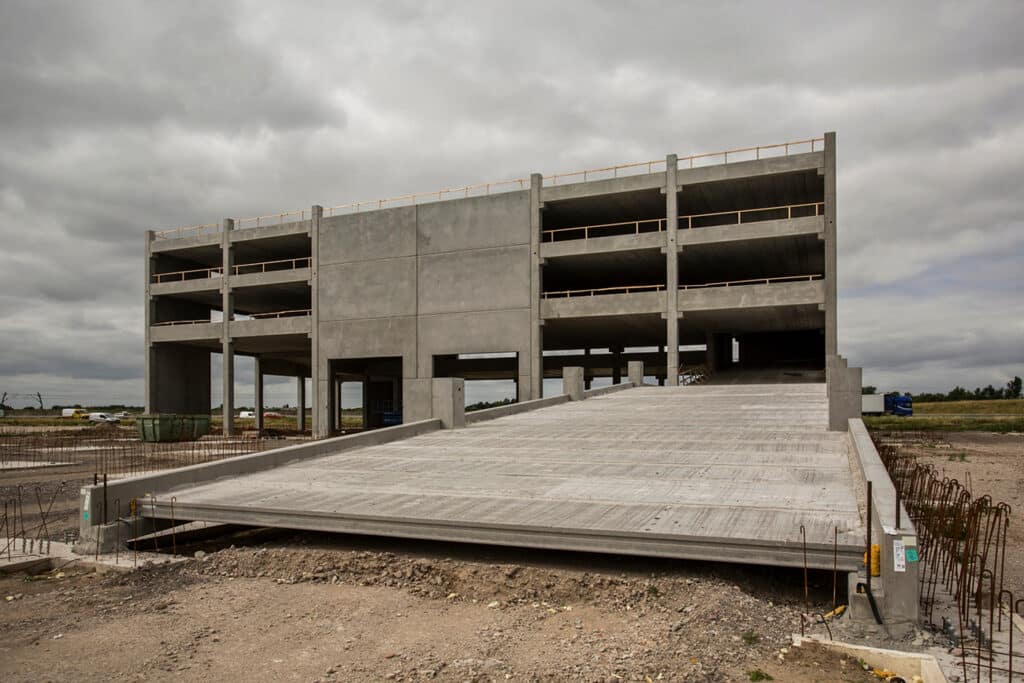 In nur 20 Tagen ein Parkhaus aus Betonfertigteilen