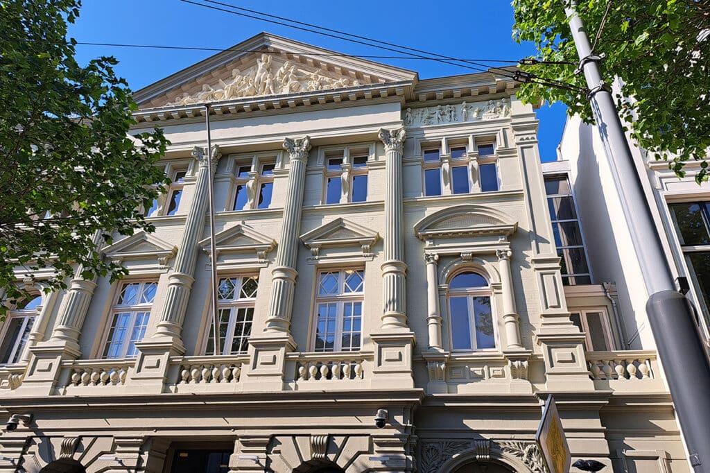 Glas und Malerei mit Respekt vor ihrer reichen Geschichte