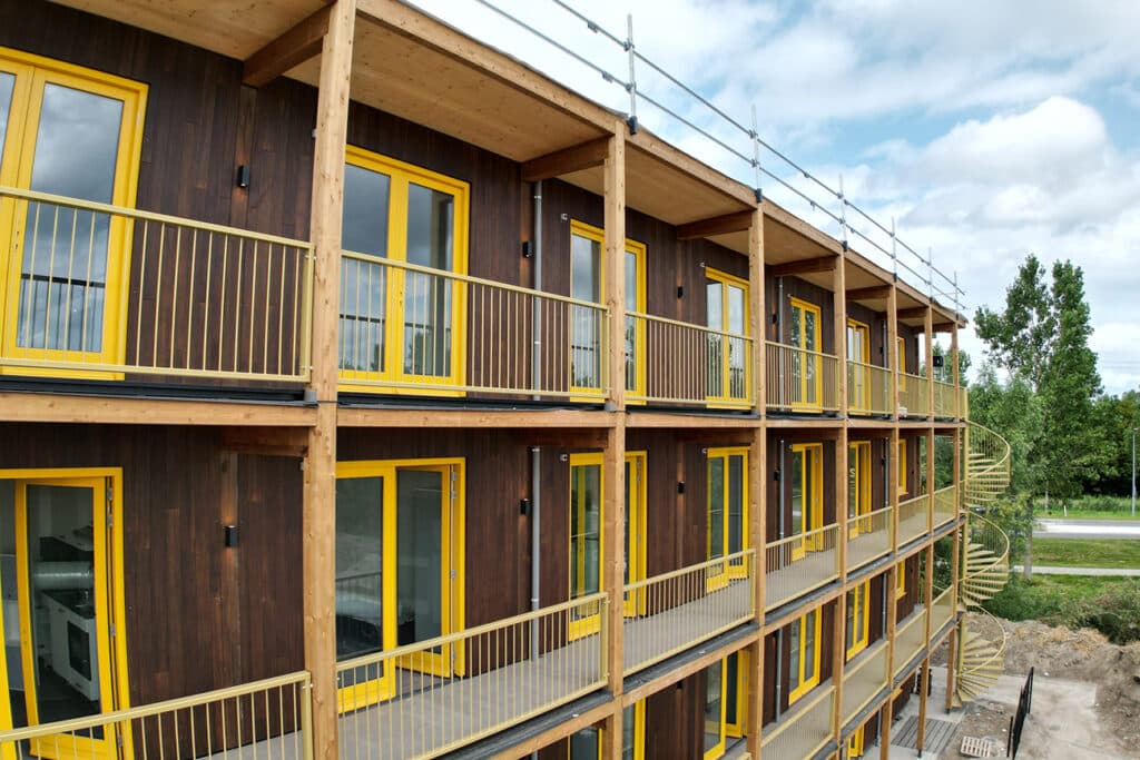 Houten Hotel in Almere: Glasvezel vlonders plaveien de weg naar modulair(e) (ge)bouwen