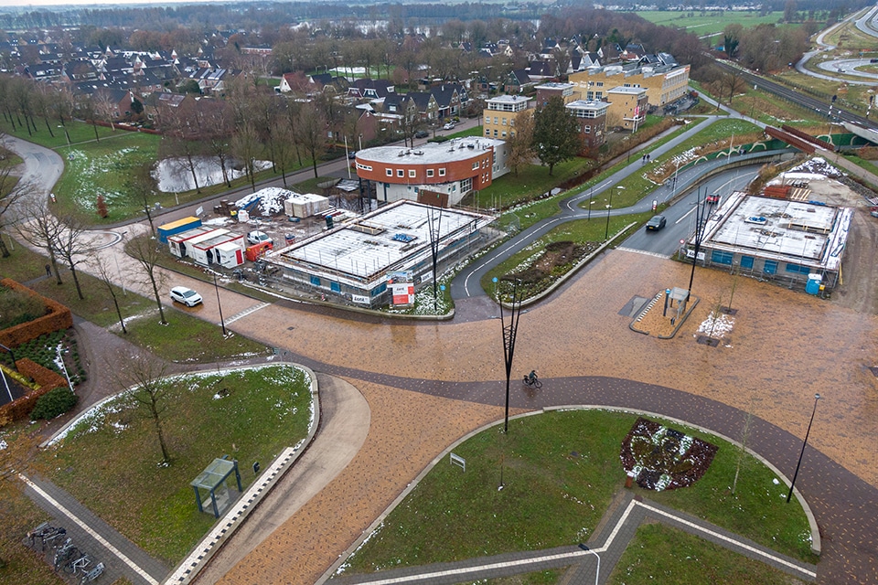 Zwei dynamische Wohnhäuser. Direkt neben dem Bahnhof