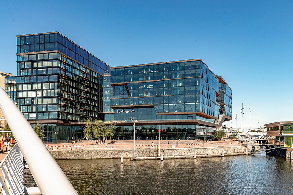 Spijkers met koppen voor een werkende gebouwinstallatie