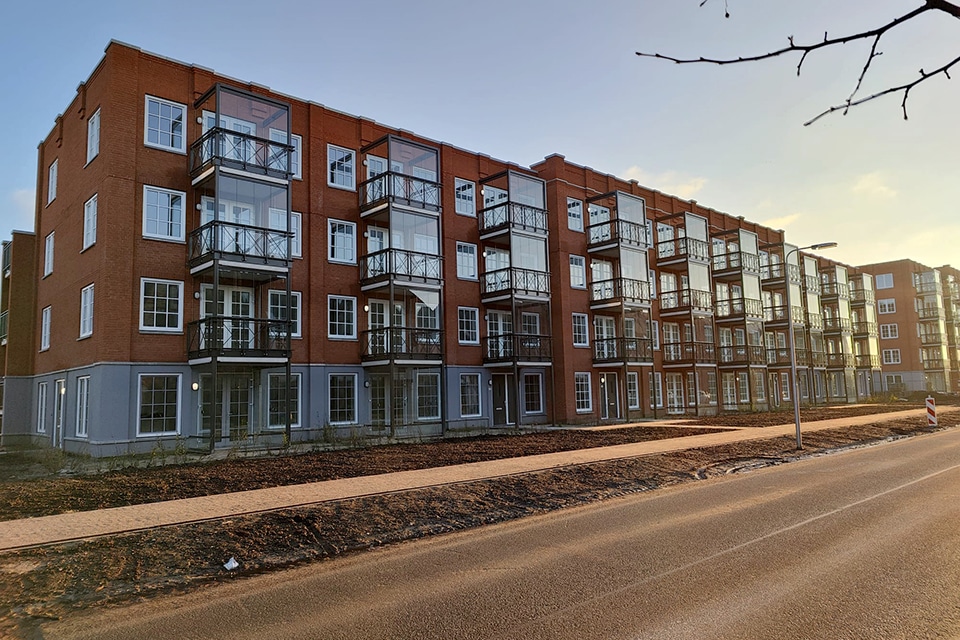 Quiet facades thanks to balcony glazing and facade screens