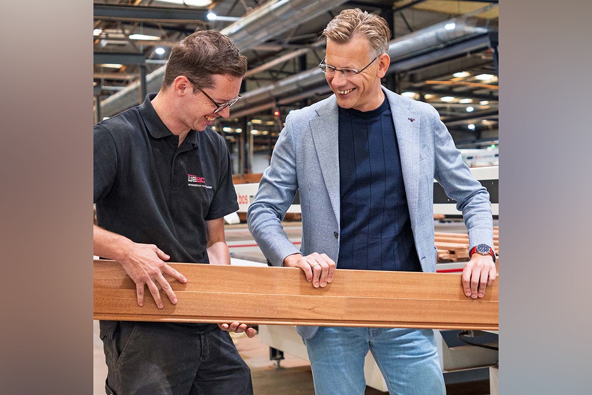 1. Directeur Willem Haase Rechts en collega Bart Huisjes links met Vuurvast® kozijnonderdeel fabriek van WEBO kopie