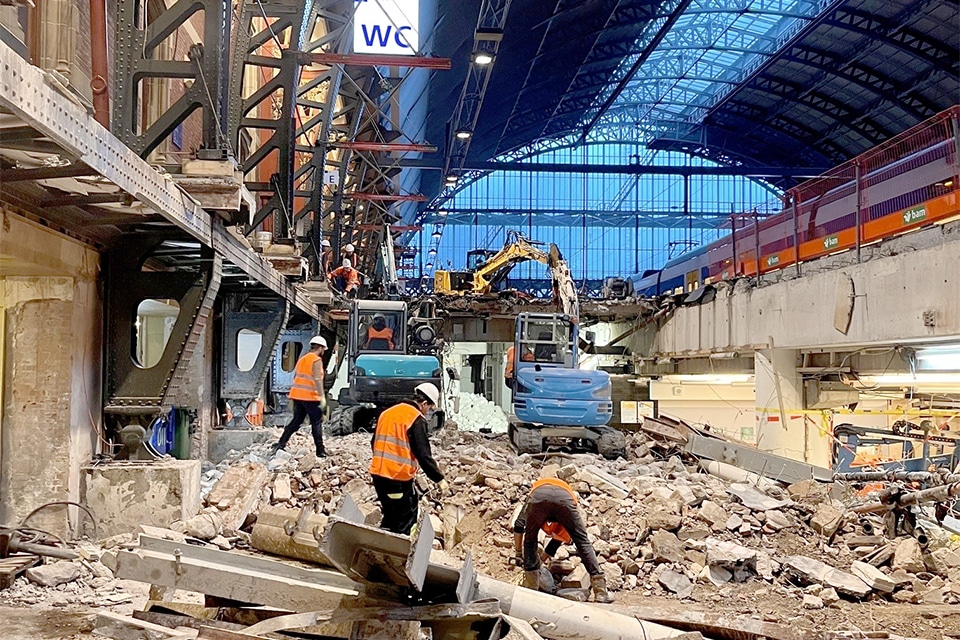 Amovatie in volle vaart op Amsterdam Centraal Station 4