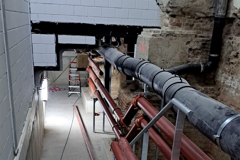 Een complex knooppunt van kabels en leidingen 1