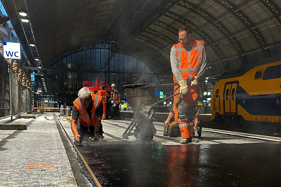 Gietasfalt maakt perron beloopbaar, waterdicht en voldoende stroef  7