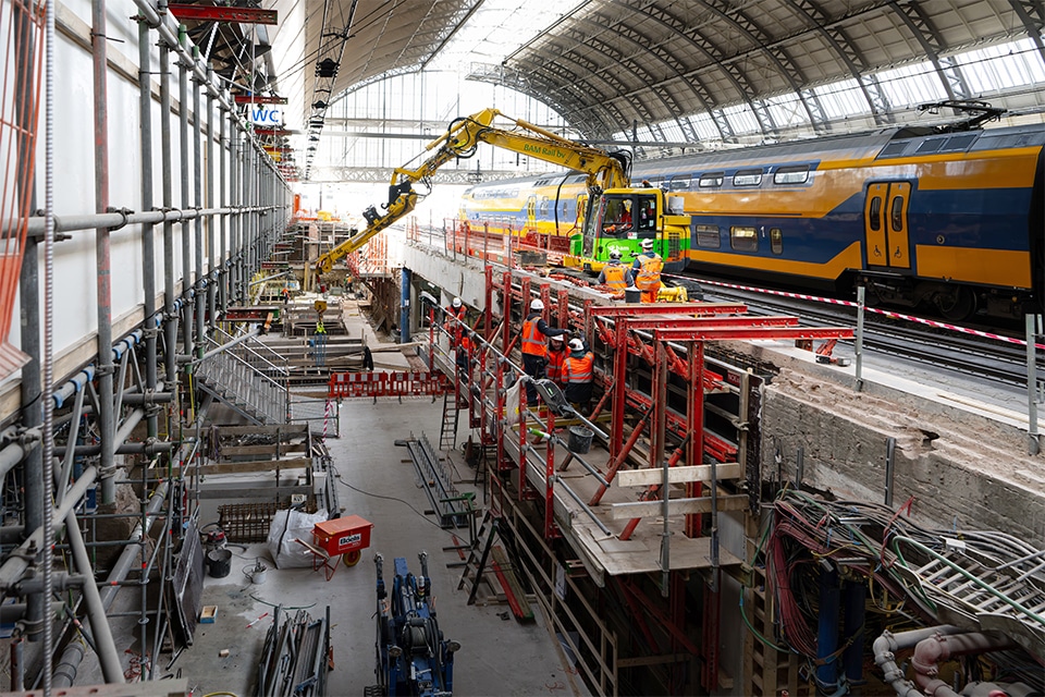 Erneuerung des Eingangs zum westlichen Personentunnel des Hauptbahnhofs Amsterdam 8