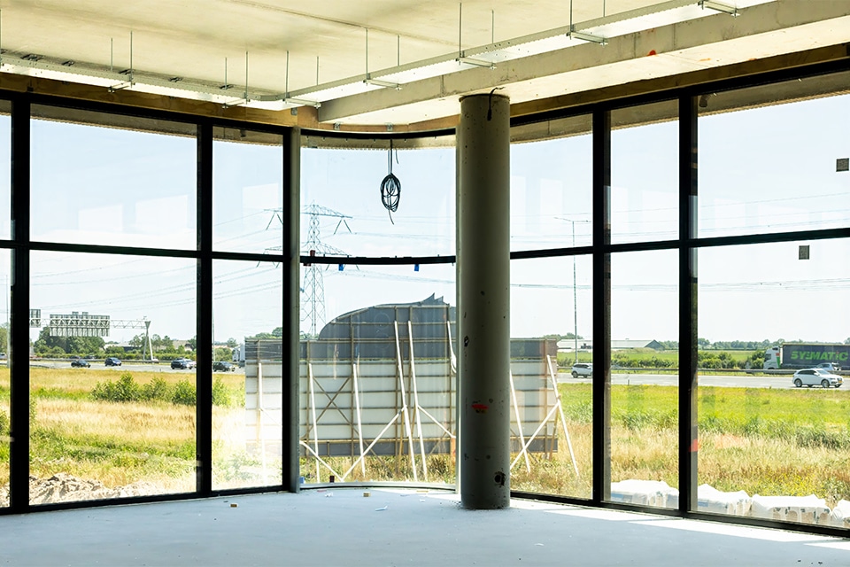 Eyecatcher dankzij imposante glasgevels en gebogen glas  1
