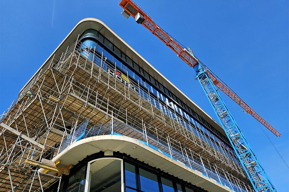 Gevels van nieuw Van der Valk Exclusief Hotel springen al van verre in het oog 1