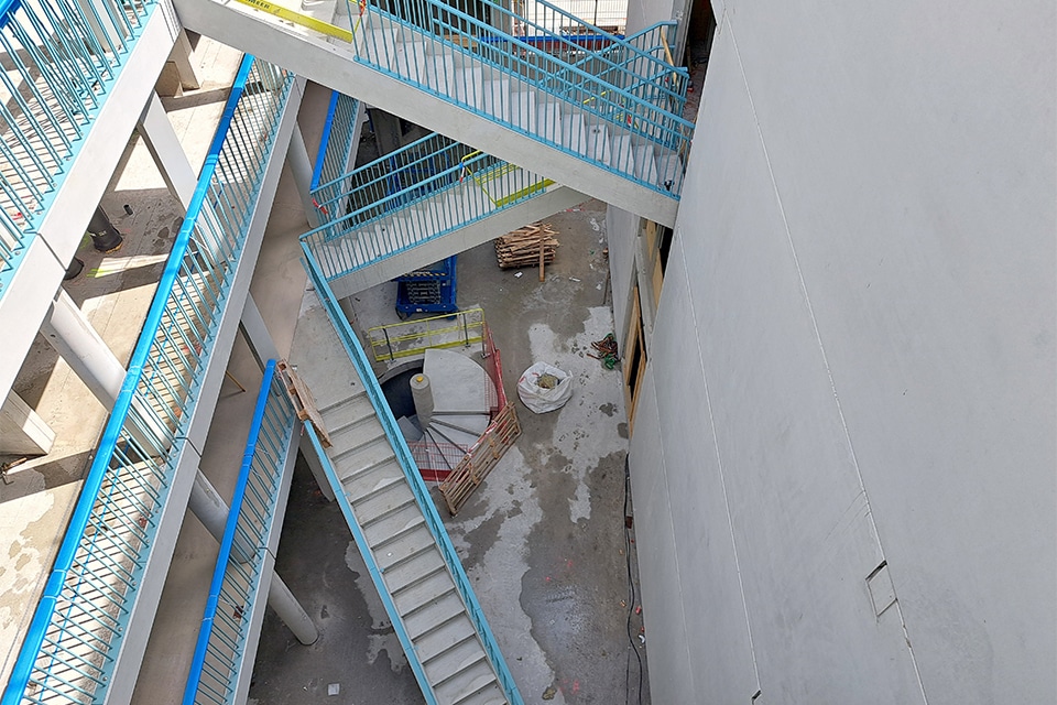 Atrium van De Johanna als speelveld van beton 1