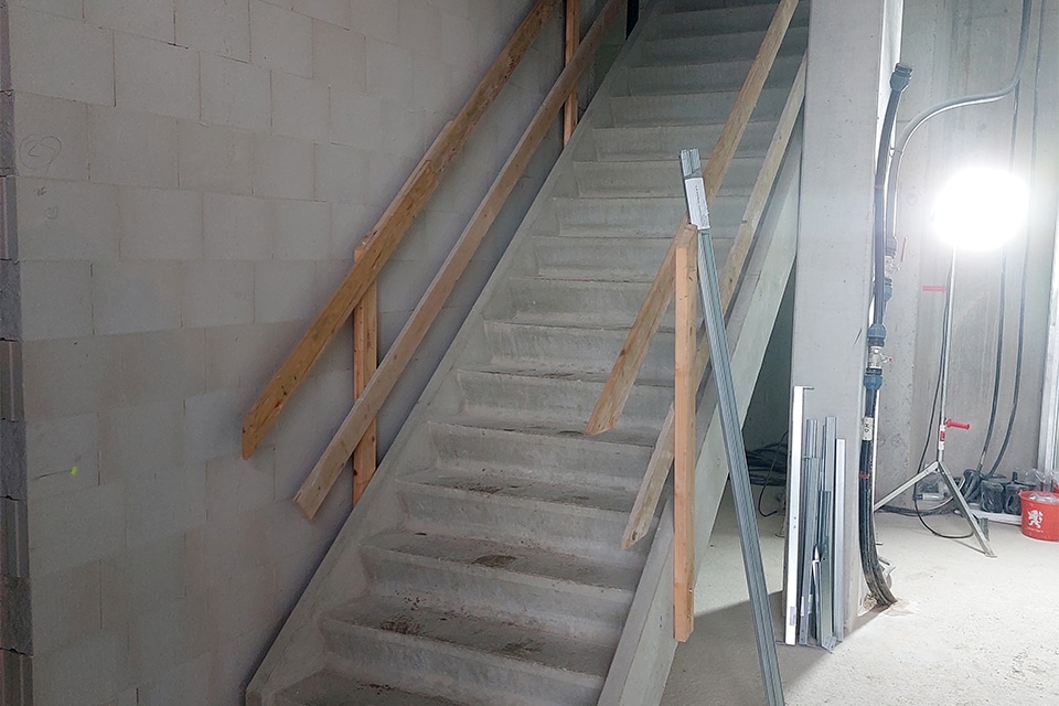 Indrukwekkende hoogbouw vraagt om prefab elementen. Strakke montage op binnenstedelijke bouwplaats 1