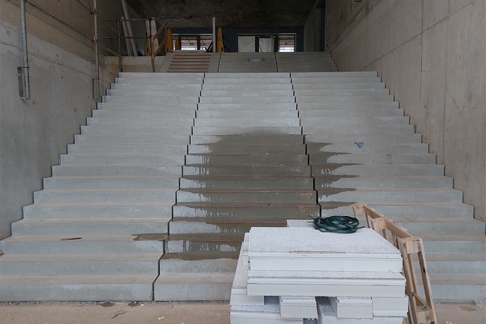 Beeindruckendes Hochhaus benötigt Fertigteile Enge Montage auf innerstädtischer Baustelle 1