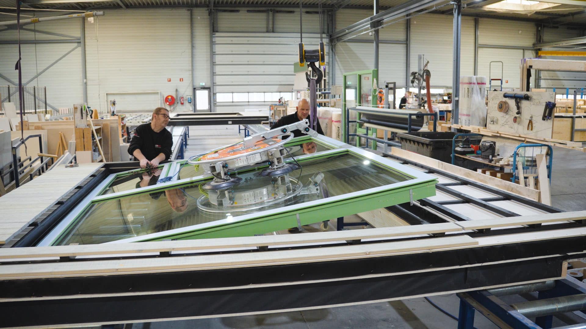 Video: productie HSB-gevel met hout-aluminium kozijnen voor IKC Strandeiland 1