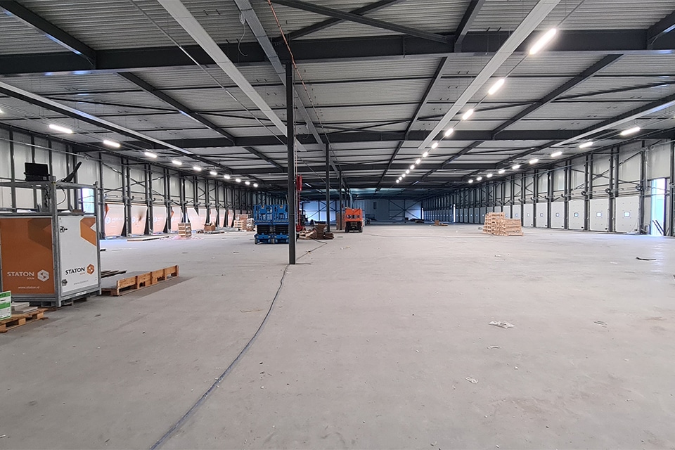 Distributiecentrum met 75 laaddocks en hoofdkantoor 2