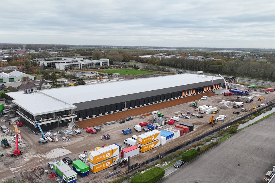 Distributiecentrum met 75 laaddocks en hoofdkantoor 1