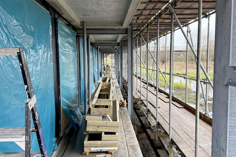 Staalwerk draagt houten gebouw in Haarlem 2