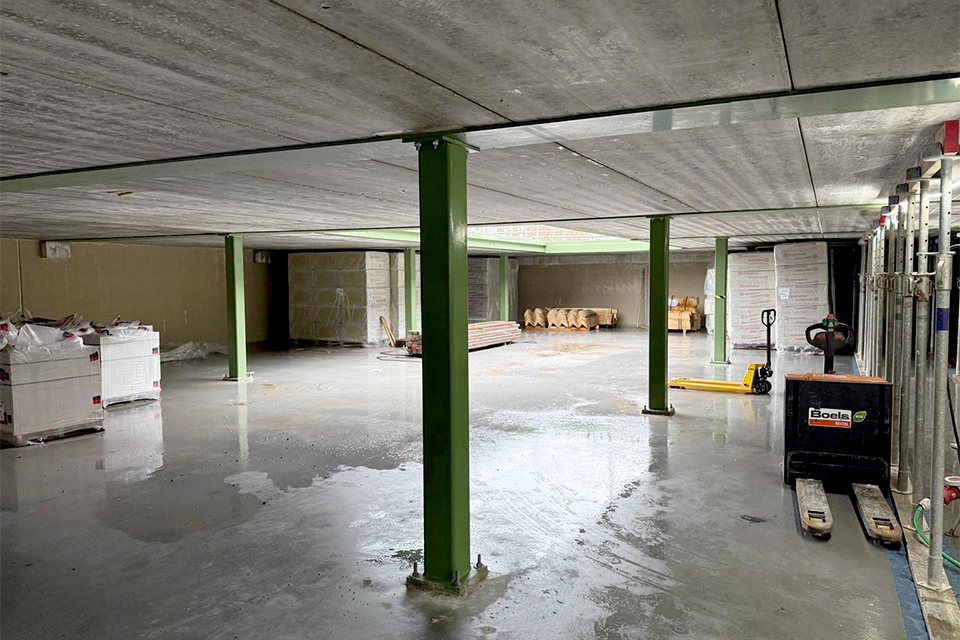 Staalwerk draagt houten gebouw in Haarlem 1