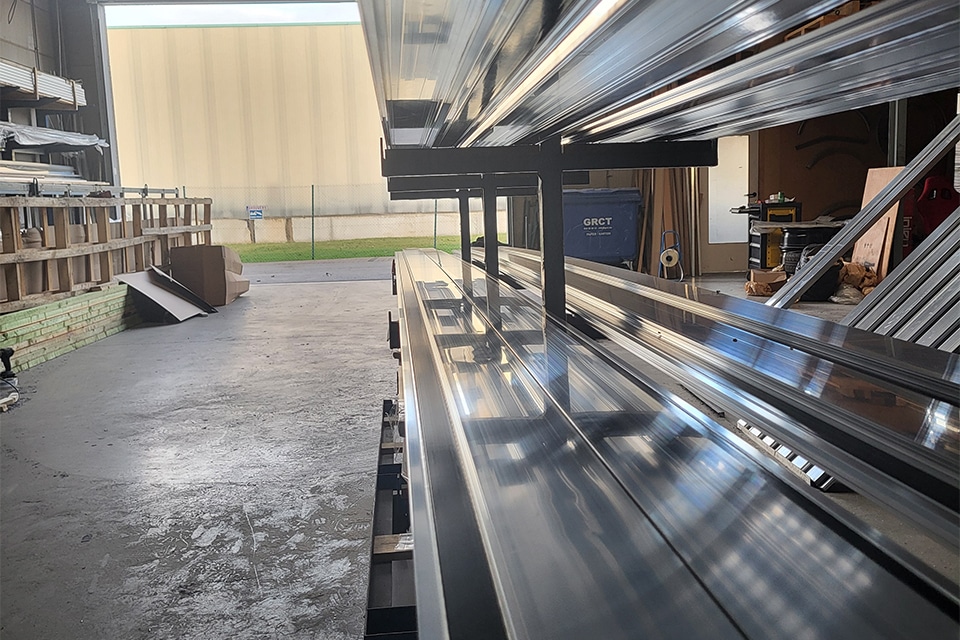 Bürocampus aan het water met toren en lage volumes 2