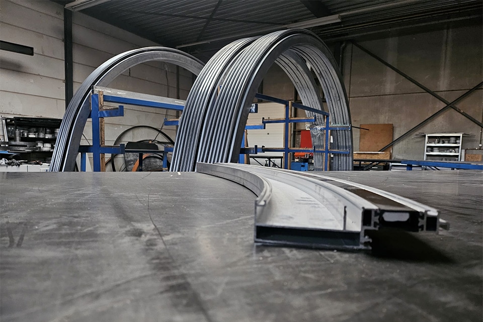 Geschäftscampus am Wasser mit Turm und niedrigen Volumen 1