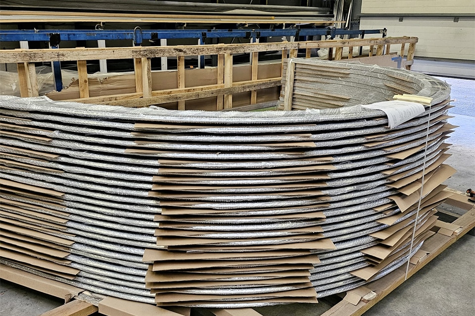 Bürocampus aan het water met toren en lage volumes 1