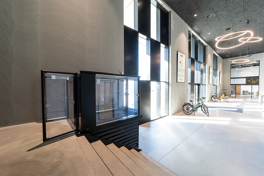 Maatwerk plateauliften voor een toegankelijk distributiecentrum 2