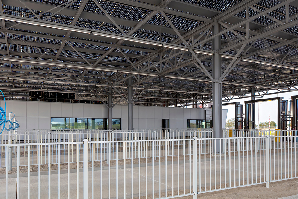 Circulaire doorlaatpost van donorstaal en gerecycled aluminium 2