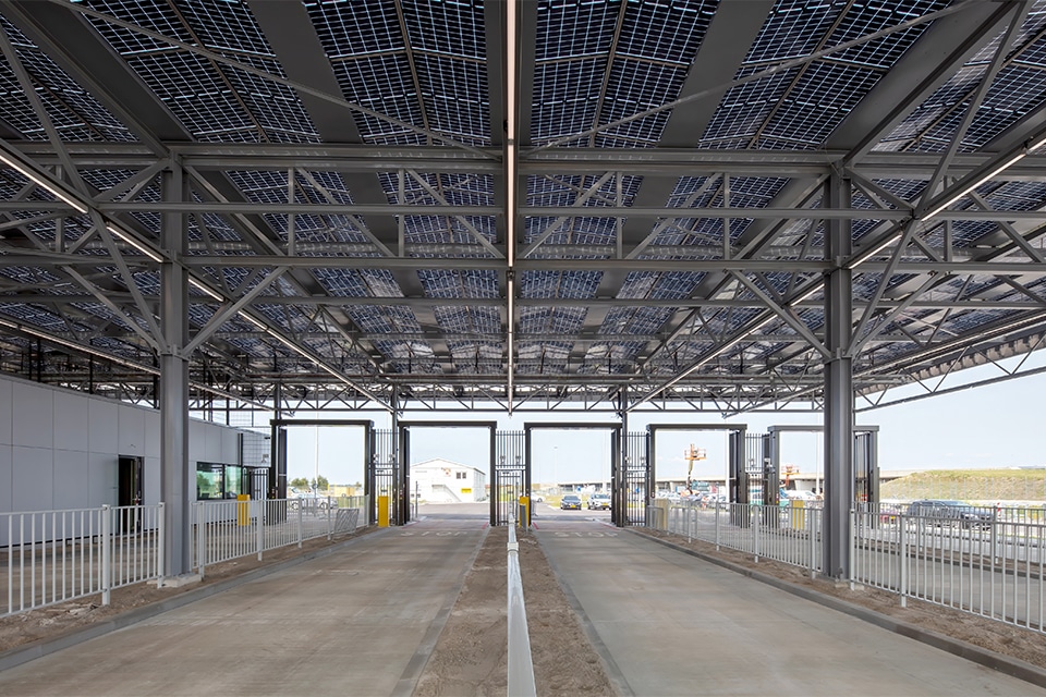 Circulaire doorlaatpost van donorstaal en gerecycled aluminium 1