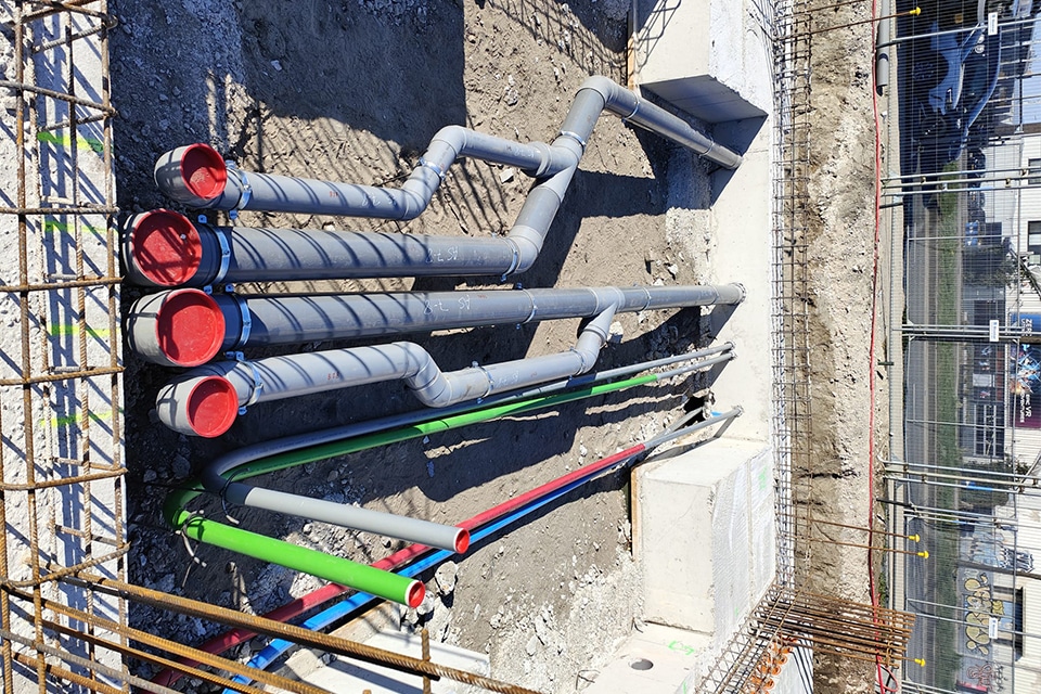 Installatiewerk voor een groen woongebouw. Van ruwbouw tot afmontage 1