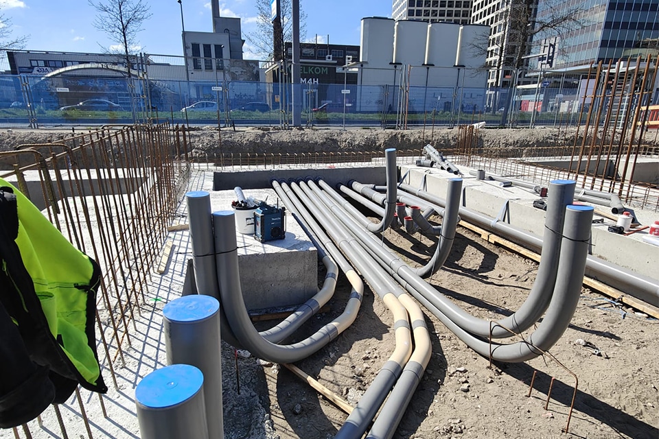Installatiewerk voor een groen woongebouw. Van ruwbouw tot afmontage 1