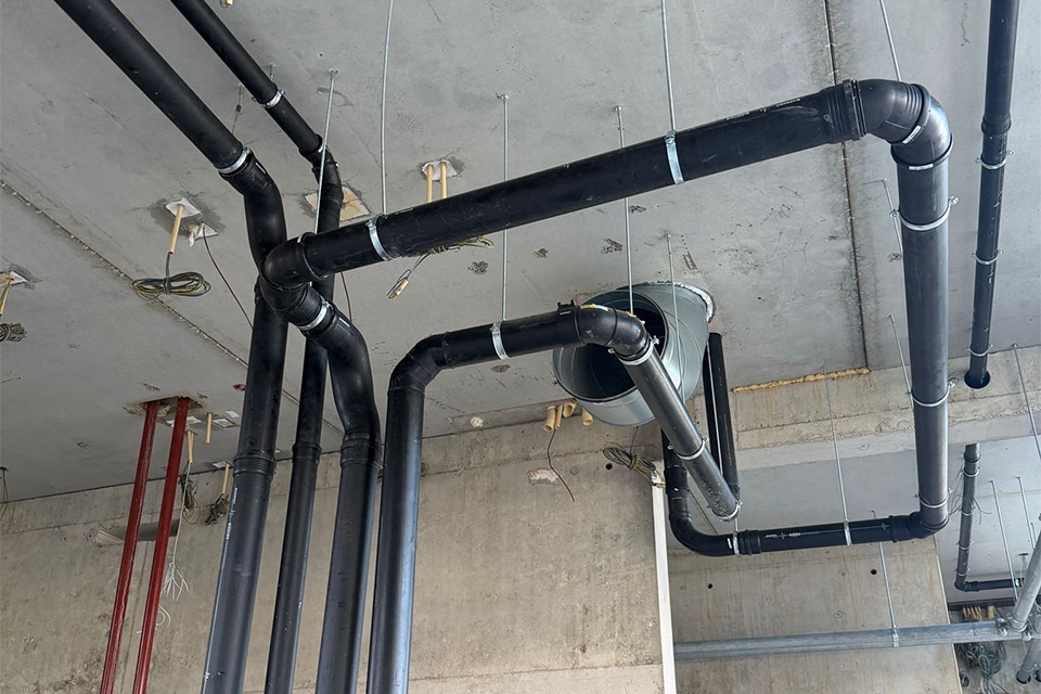 Installatiewerk voor een groen woongebouw. Van ruwbouw tot afmontage 2