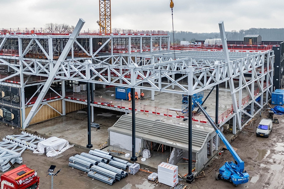 Knap staaltje vakwerk boven spectaculaire entree 1
