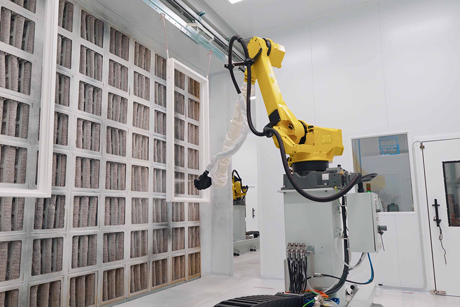 Dubbele spuitrobot automatiseert afwerking houten kozijnen 5