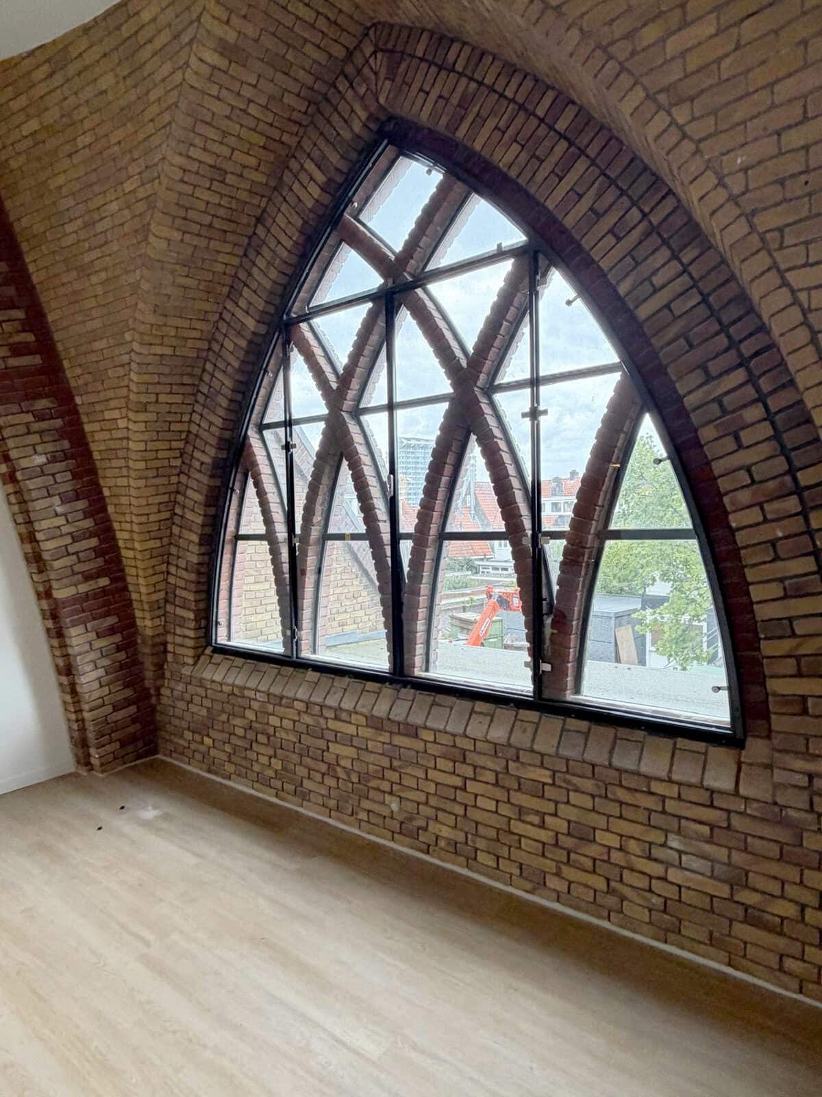 Monumentale kerkramen, eigentijds comfort