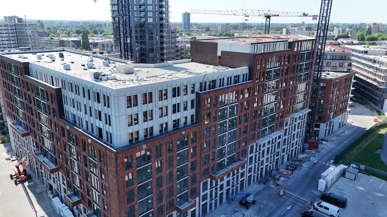 Prefab elementen, een gestroomlijnde bouwplaats en een integraal projectteam maken snelle realisatie Zirro & Schouls mogelijk