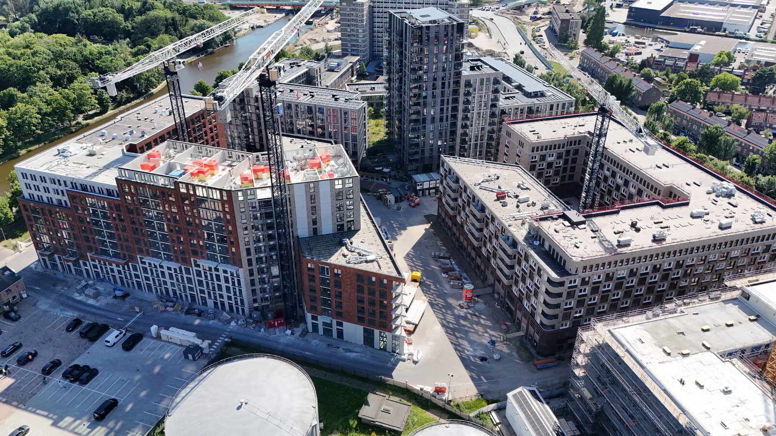 Prefab elementen, een gestroomlijnde bouwplaats en een integraal projectteam maken snelle realisatie Zirro & Schouls mogelijk 2